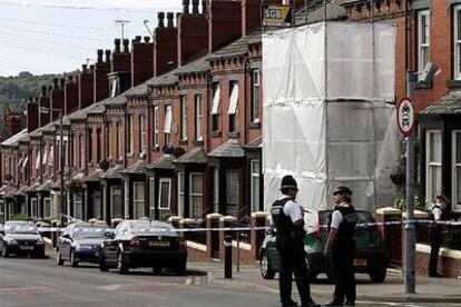 Policías británicos vigilan una casa en Leeds vinculada con los autores de los atentados del 7-J.