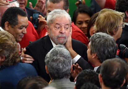 Lula da Silva saluda a sus partidarios después de tomar posesión de su nuevo cargo.