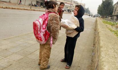 Dos ni&ntilde;as charlan en una calle de Alepo, al norte de Siria, este s&aacute;bado. 