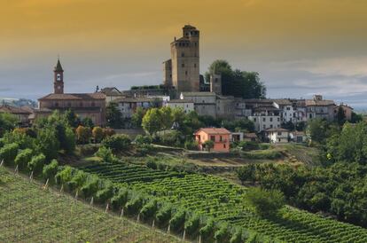 Barolo es el nombre de un paisaje de viñedos en la región italiana de Le Langhe, en Piamonte, cerca de Alba, la ciudad de las 100 torres. Desde 2014 figura en la lista de patrimonio mundial de la Unesco, un galardón que abarca las siete comunas de la comarca: Barolo, Castiglione Falletto, Grinzane Cavour, La Morra, Monforte d’Alba, Novello y Serralunga d’Alba (en la foto).