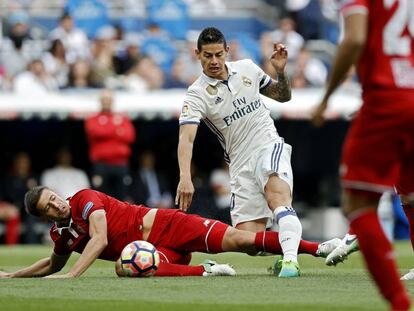 James le disputa el balón a Lenglet durante el partido contra el Sevilla.