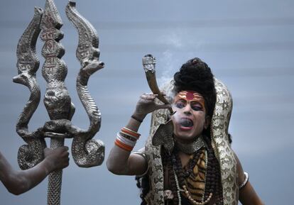 Un devoto vestido como el dios hindú Shiva participa en una procesión en la víspera del festival Shivratri en Jammu (India).