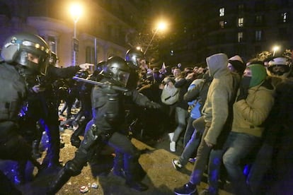 Aldarulls al centre de Barcelona després de la protesta per la detenció de Puigdemont.