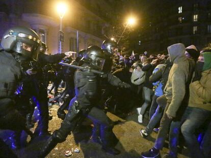 Aldarulls al centre de Barcelona després de la protesta per la detenció de Puigdemont.