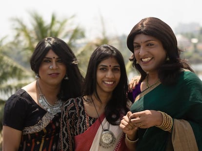La diseñadora Sharmila Nair (centro) creó una campaña publicitaria con modelos transexuales.