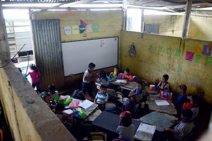 En la escuela de Casería Almolonga han instalado recientemente dos aulas nuevas, que son realmente las únicas que pueden ser llamadas así. El resto están ubicadas en galeras o edificios precarios.
