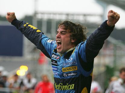 Fernando Alonso celebra el Mundial de 2005 con Renault.