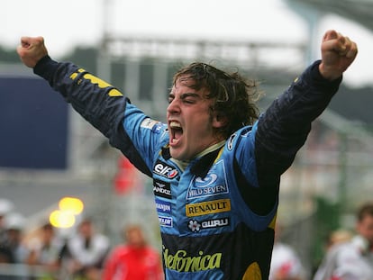 Fernando Alonso celebra el Mundial de 2005 con Renault.