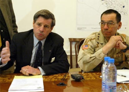 El administrador civil estadounidense de Irak, Paul Bremer, ha declarado "fuera de la ley" a Al Sder, en una controvertida decisin que ha enardecido ms an a sus seguidores. En la imagen, Bremer junto al comandante general estadounidense Ricardo Snchez.