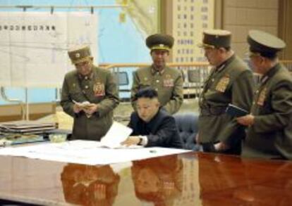 El líder norcoreano, Kim Jong-un, ha ordenado tener preparados sus misiles para atacar en "cualquier momento" intereses de EE UU y Corea.
