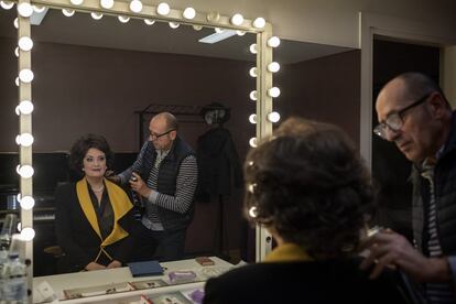 La 'mezzosoprano' sueca Ann Hallenberg protagoniza la obra en el papel de Agrippina. 15 minutos antes del comienzo del espectáculo, recibe el último retoque en peluquería.