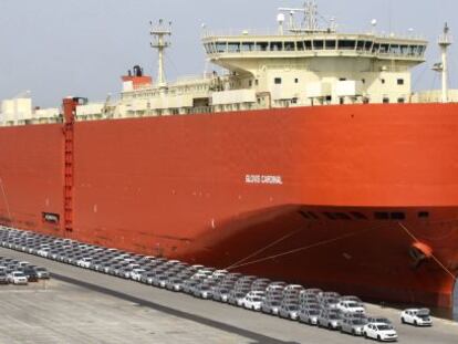 Automóviles para exportación en el puerto de Barcelona.