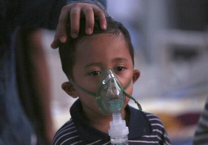 Un niño herido en el terremoto recibe oxígeno en un hospital improvisado en Tanjung, en el norte de Lombok.