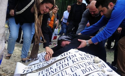 Una mujer llora en la tumba de uno de los mineros muertos tras la explosión de la mina en Soma (Turquía).