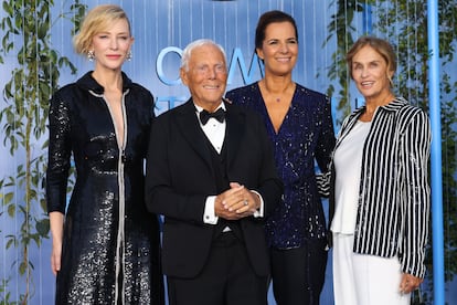 PIONERO EN SOSTENIBILIDAD. Una de las críticas que más se le han reiterado a Giorgio Armani ha sido la de la repetición y monotonía de sus propuestas. Pero lo que durante años fue una manera sibilina de rematar las crónicas sobre sus desfiles, hace no tanto se convirtió en una fortaleza de la casa, que exponía sus prendas como antítesis a las tendencias vertiginosas. Aunque quizá el de Armani no sea el nombre que primero viene a la mente al hablar de sostenibilidad, sí ha sido uno de los primeros en sumarse a la causa; por ejemplo, fue uno de los pioneros entre las grandes marcas en prescindir del pelo animal. “Las marcas de lujo han cometido un error al imitar el modelo de la moda rápida”, denunciaba hace un lustro en una entrevista en ‘S Moda’ en la que defendía su manera de entender el sistema: “A mi modesta manera creo que soy sostenible: ofrezco ropa y objetos pensados para durar. La sostenibilidad debe abordarse concretamente, no solo como un proyecto de comunicación”. En la imagen, en 2022 junto a Cate Blanchett, su sobrina Roberta Armani y Lauren Hutton en la alfombra roja de los Premios de Sostenibilidad propios que había fundado.