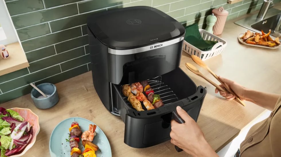 Vista cenital de la freidora de aire de Bosch con 1.800 vatios de potencia.