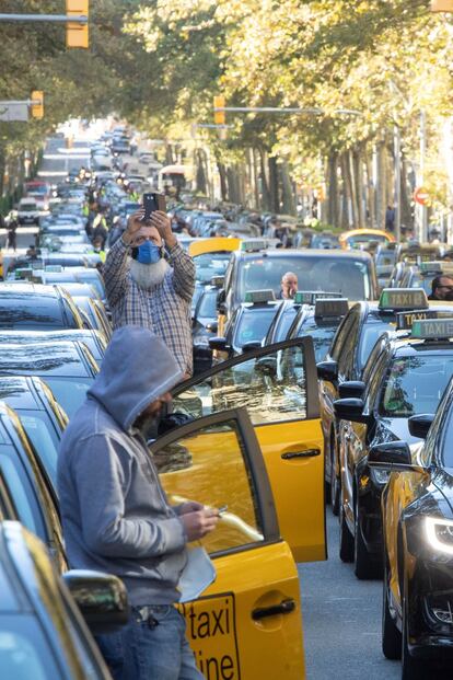 Centenares de taxistas de Barcelona realizaron este lunes una marcha lenta por el centro de la ciudad para pedir ayudas a la Administración, ante la difícil situación económica a la que se enfrentan por la pandemia.