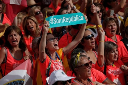 Uma mulher segura um cartaz a favor da independência da Catalunha durante a celebração da Diada, o Dia Nacional da Região, em 11 de setembro.