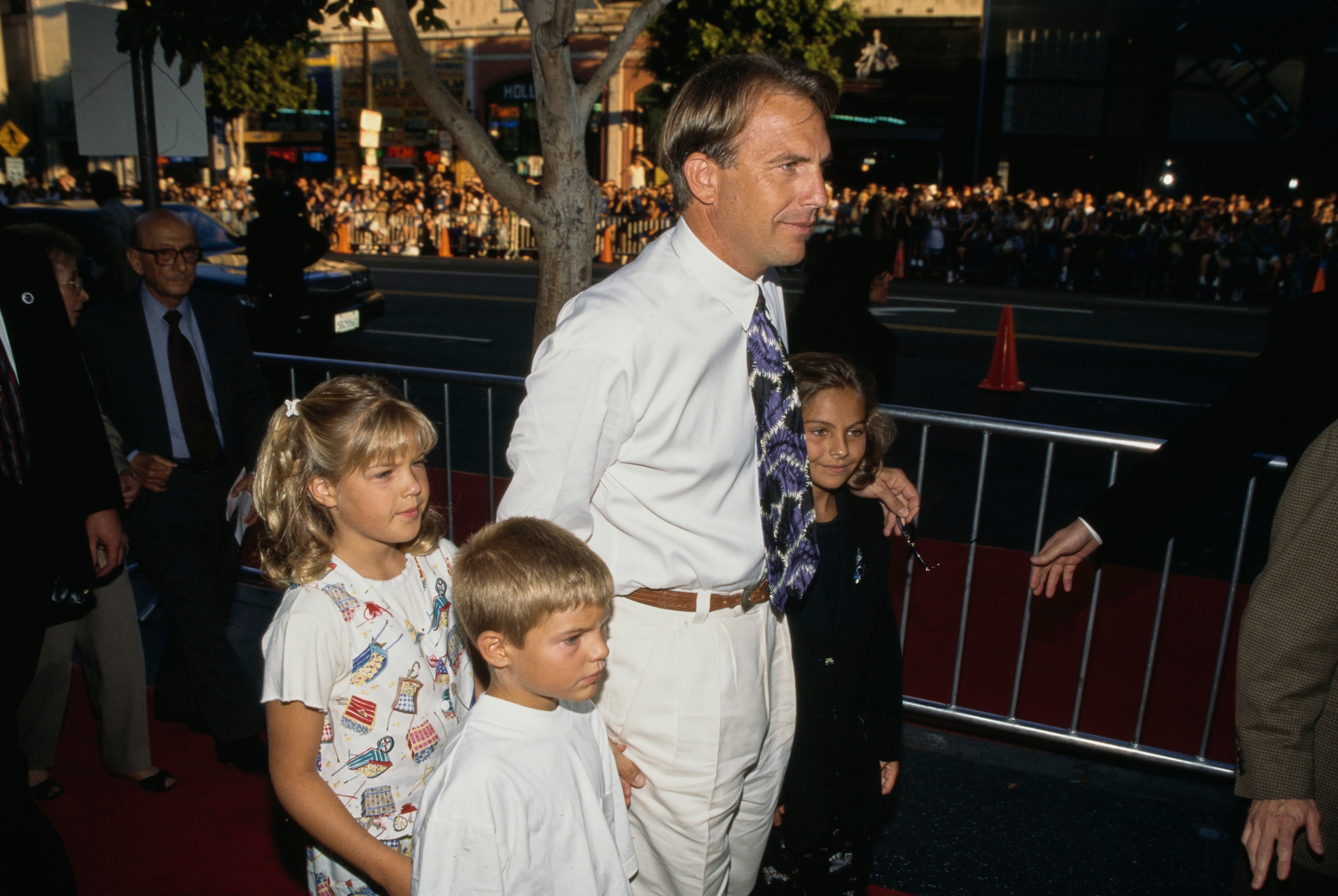 Kevin Costner con sus hijos Lily, Joe Costner y Annie en el estreno de 'Waterworld' en 1995.