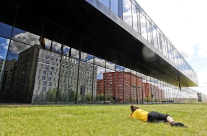 Integración del complejo deportivo "La Cája Mágica" en el barrio de San Fermín (Villaverde)