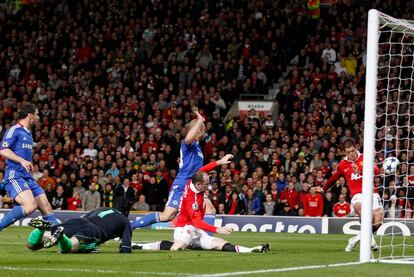 El gol del 'Chicharito' Hernández ha adelantado al Manchester United en el minuto 43. El mexicano ha anotado hasta ahora cuatro dianas en la Liga de Campeones.