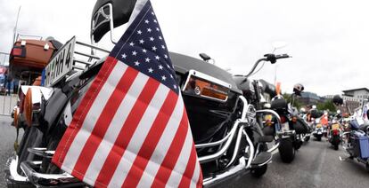 Bandera de EE UU sobre una Harley-Davidson, en una concentración en Hamburgo.