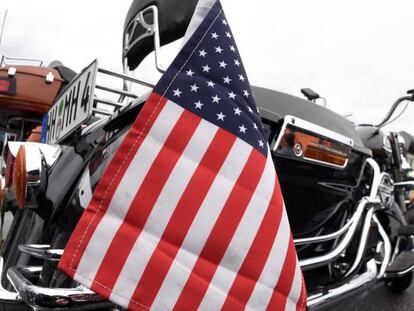 Bandera de EE UU sobre una Harley-Davidson, en una concentraci&oacute;n en Hamburgo.