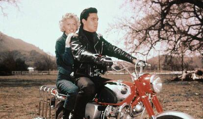 Barbara Stanwyck y Elvis, en la película Roustabout.