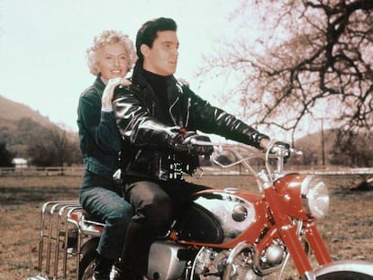 Barbara Stanwyck y Elvis, en la película Roustabout.