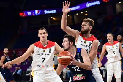 Voigtmann y Barthel acorralan a De Colo