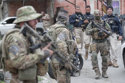 Miembros de la Policía Militarizada de Río de Janeiro llevan a cabo un operativo el 11 de febrero contra el narcotráfico en la favela de Vila Cruzeiro, en Río de Janeiro (Brasil).