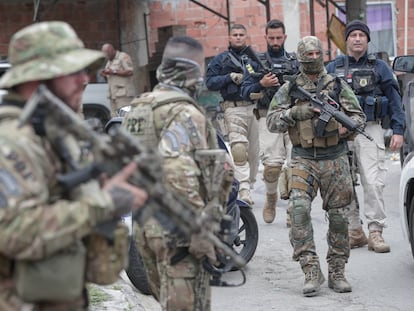 Miembros de la Policía Militarizada de Río de Janeiro llevan a cabo un operativo el 11 de febrero contra el narcotráfico en la favela de Vila Cruzeiro, en Río de Janeiro (Brasil).