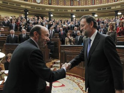 El presidente electo, Mariano Rajoy, saluda a su rival en las elecciones, el hoy presidente del grupo socialista, Alfredo Pérez Rubalcaba.