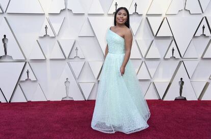 Yalitza Aparicio, indicada ao Oscar de melhor atriz pelo papel de Cleo, em Roma, apostou em um vestido assimétrico azul celeste, de Rodarte.