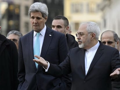 Mohammad Javad Zarif se pasea por el centro de Ginebra con John Kerry, el pasado 14 de enero.