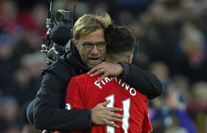 Klopp abraza al delantero Roberto Firmino tras la victoria frente al Watford.