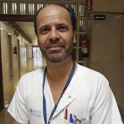 Miguel García Briñón, enfermero y supervisor del área de Urgencias del Hospital Clínico San Carlos. Miguel califica la situación que él y su equipo viven en el Clínico San Carlos de Madrid de “extraordinaria para todos, con momentos extremadamente difíciles”. “En circunstancias así se demuestra la solidaridad de la gente, las ganas de trabajar y el empeño en que todo esto salga adelante con las mejores garantías para los enfermos”. Una de las cosas que más le han emocionado es cómo muchos compañeros y compañeras piden ir a trabajar aunque no les toque turno. Pero las dificultades, reconoce, son enormes “por la cantidad de pacientes que se están recibiendo sin parar”.