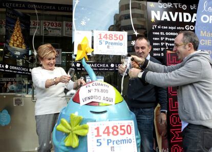 GRA132. BILBAO, 22/12/2013.- Los loteros de la administraci&oacute;n de Ormaetxea en Bilbao, celebran el quinto (14.850) y cuarto premio (79.800) repartido en la capital vizca&iacute;na. EFE/LUIS TEJIDO