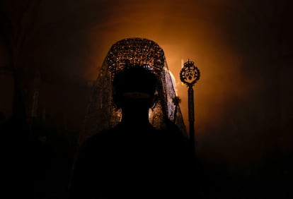 Una mujer con la mantilla tradicional participa en una procesión en Ronda, este lunes.  