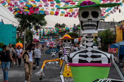 Las esculturas son instaladas a lo largo de diferentes calles del barrio Santa Cecilia y los vecinos gustosos se unen a la verbena popular que durara toda la noche.