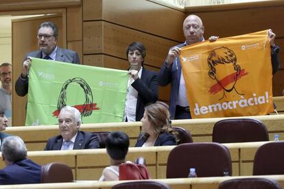 Los senadores del PDeCAT muestran banderas a favor del referéndum.