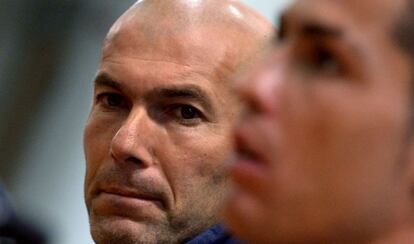 Zinedine Zidane y Cristiano Ronaldo han hablado en la rueda de prensa previa al partido. "No tengo que irme a cenar con Benzema o Bale para jugar bien", ha dicho ell portugués. Zizou ha explicado que la Champions es "especial para el club, para mí y para los jugadores". "Es una competición distinta", ha dicho.