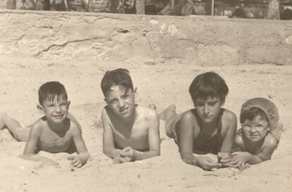 Jorge Mart&iacute;nez Reverte (segundo por la izquierda) con unos amigos en una playa de Alicante.