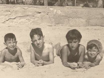 Jorge Mart&iacute;nez Reverte (segundo por la izquierda) con unos amigos en una playa de Alicante.