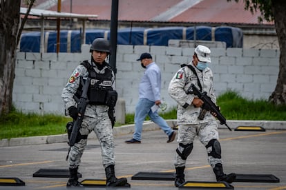 Elementos de la Guardia Nacional vigilan un centro comercial de San Cristóbal de las Casas.