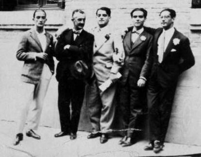 De izquierda a derecha, Salvador Dalí, José Moreno Villa, Luis Buñuel, Federico García Lorca y José Antonio Rubio Sacristán, en la Bombilla (Madrid) en mayo de 1926.