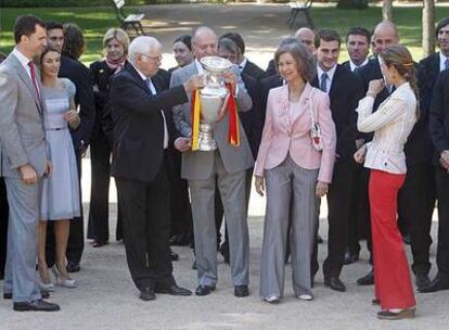 El Rey y Luis Aragonés, con el trofeo, junto a doña Sofía, los príncipes de Asturias y la infanta Elena.