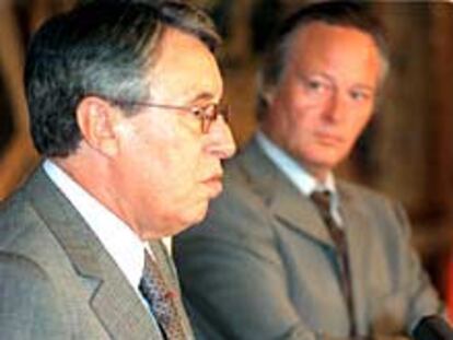 Benaissa y Piqué, en una reunión de agosto de 2000.