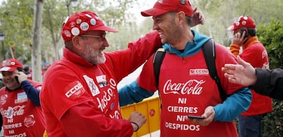 Dos trabajadores de Coca-Cola celebran la nulidad del ERE en abril.