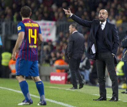 Guardiola da instrucciones durante el partido.